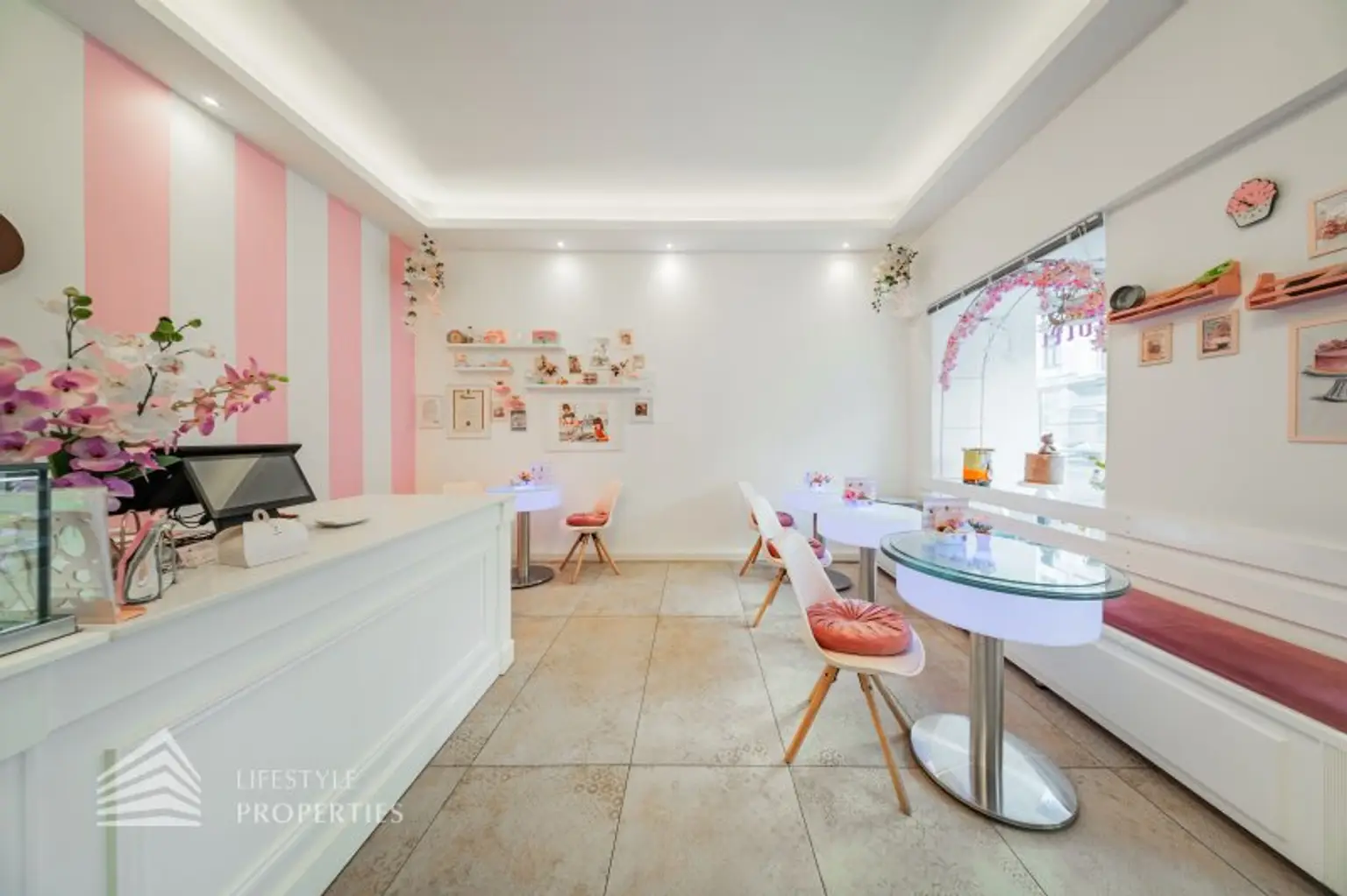 Voll ausgestattetes Café-Konditorei-Lokal – französischer Charme & betriebsbereit in lebendiger Lage