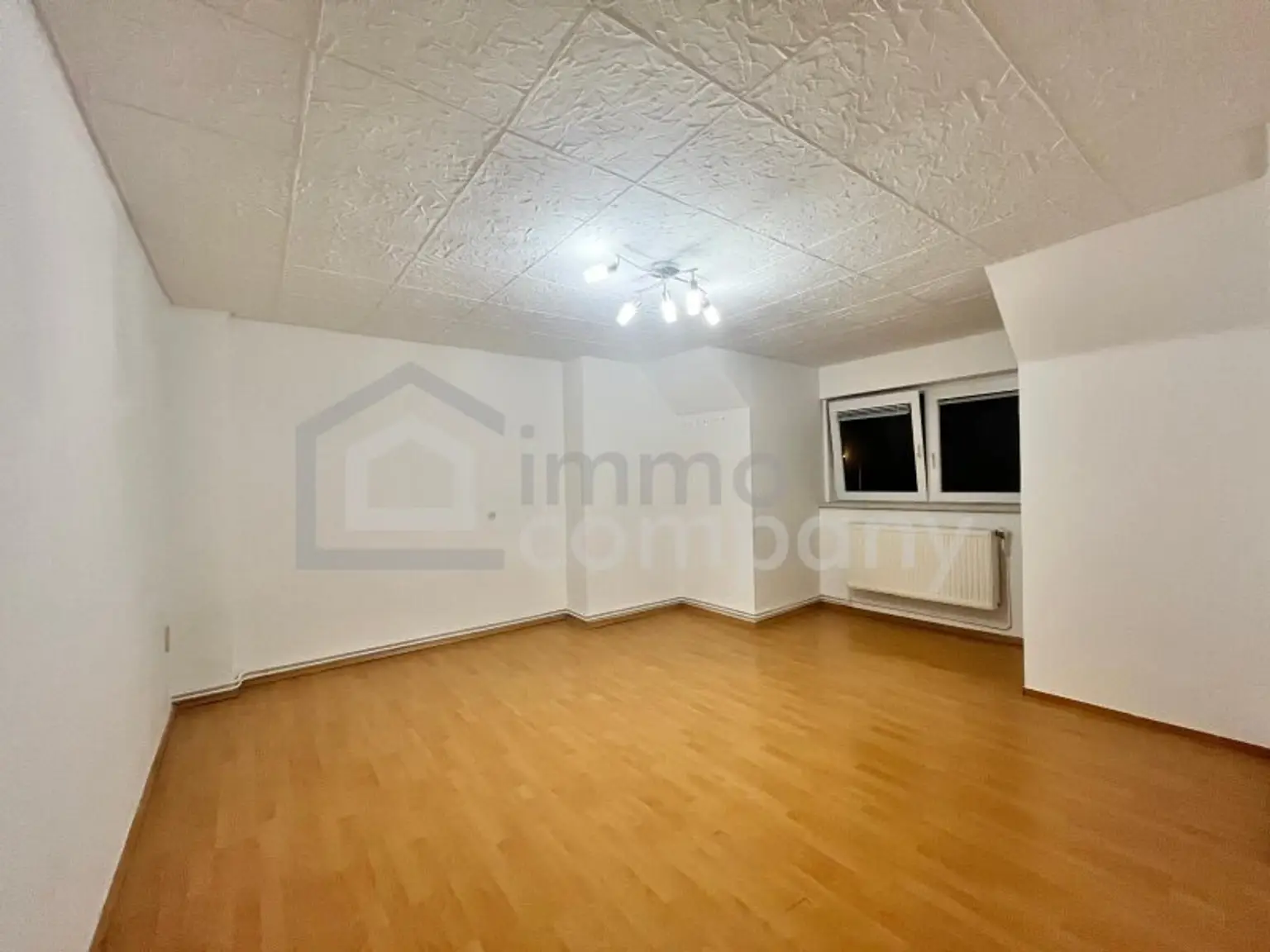 HIER KÖNNEN SIE SOFORT EINZIEHEN – Dachgeschosswohnung mit 3 Zimmer