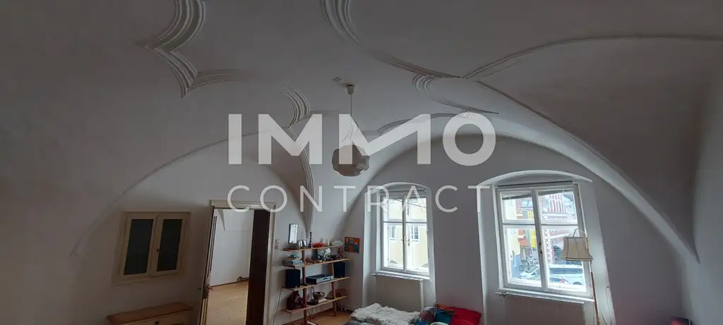 WOHN-UND GESCHÄFTSHAUS AUS DEM 16. JAHRHUNDERT IM HERZEN VON LANGENLOIS 
100 m Kellerröhre, Nebengebäude, Innenhof, Geschäftslokale, usw.