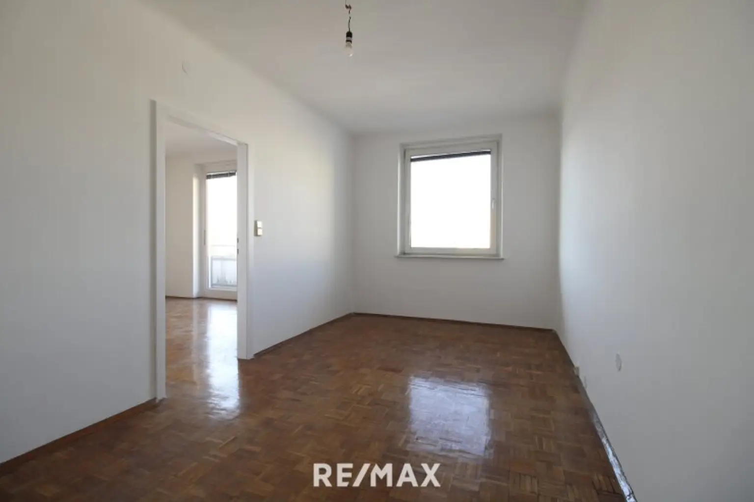 2-Zimmer-Wohnung mit Balkon – zur Sanierung Nähe Milleniumtower