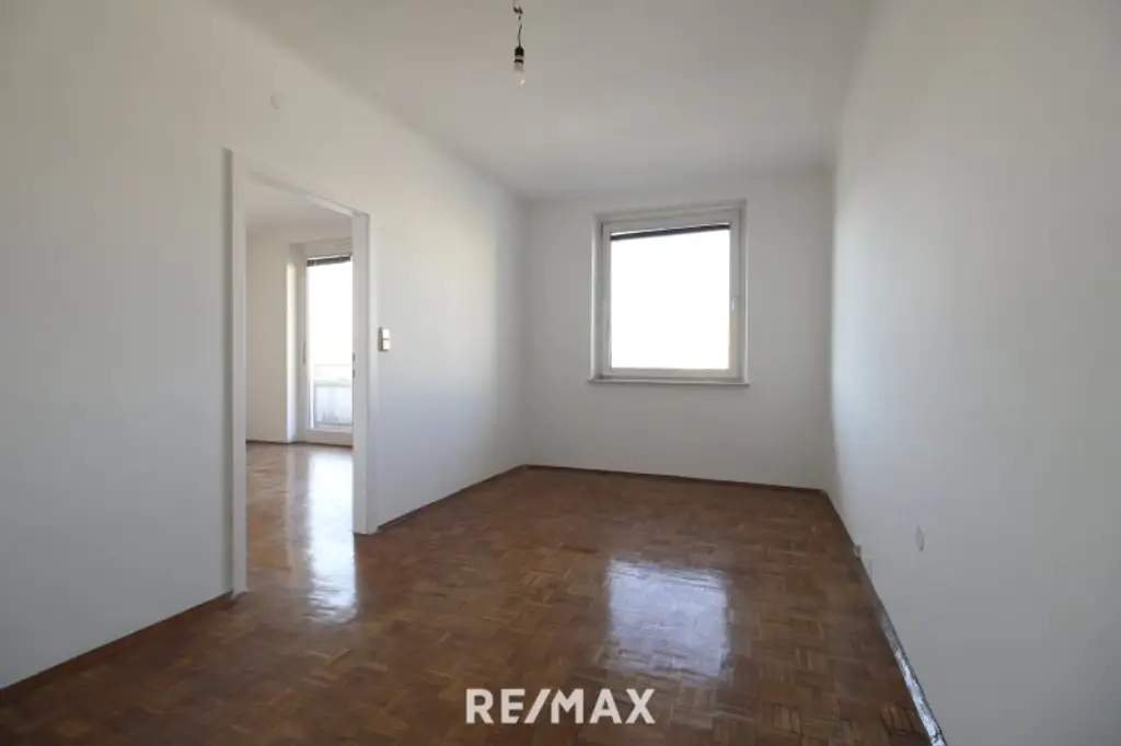 2-Zimmer-Wohnung mit Balkon – zur Sanierung Nähe Milleniumtower