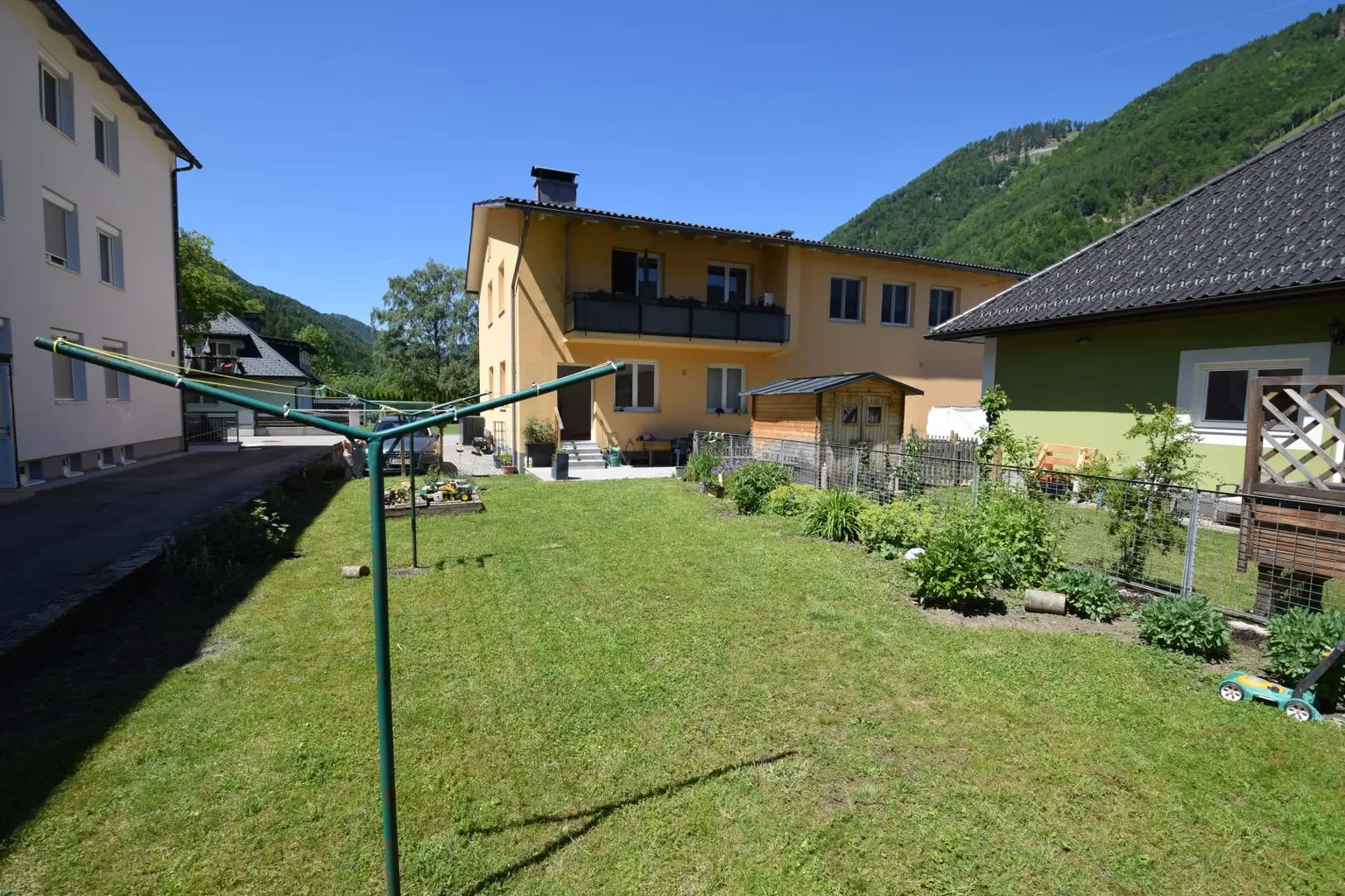 Außenansicht mit Gemeinschaftsgarten