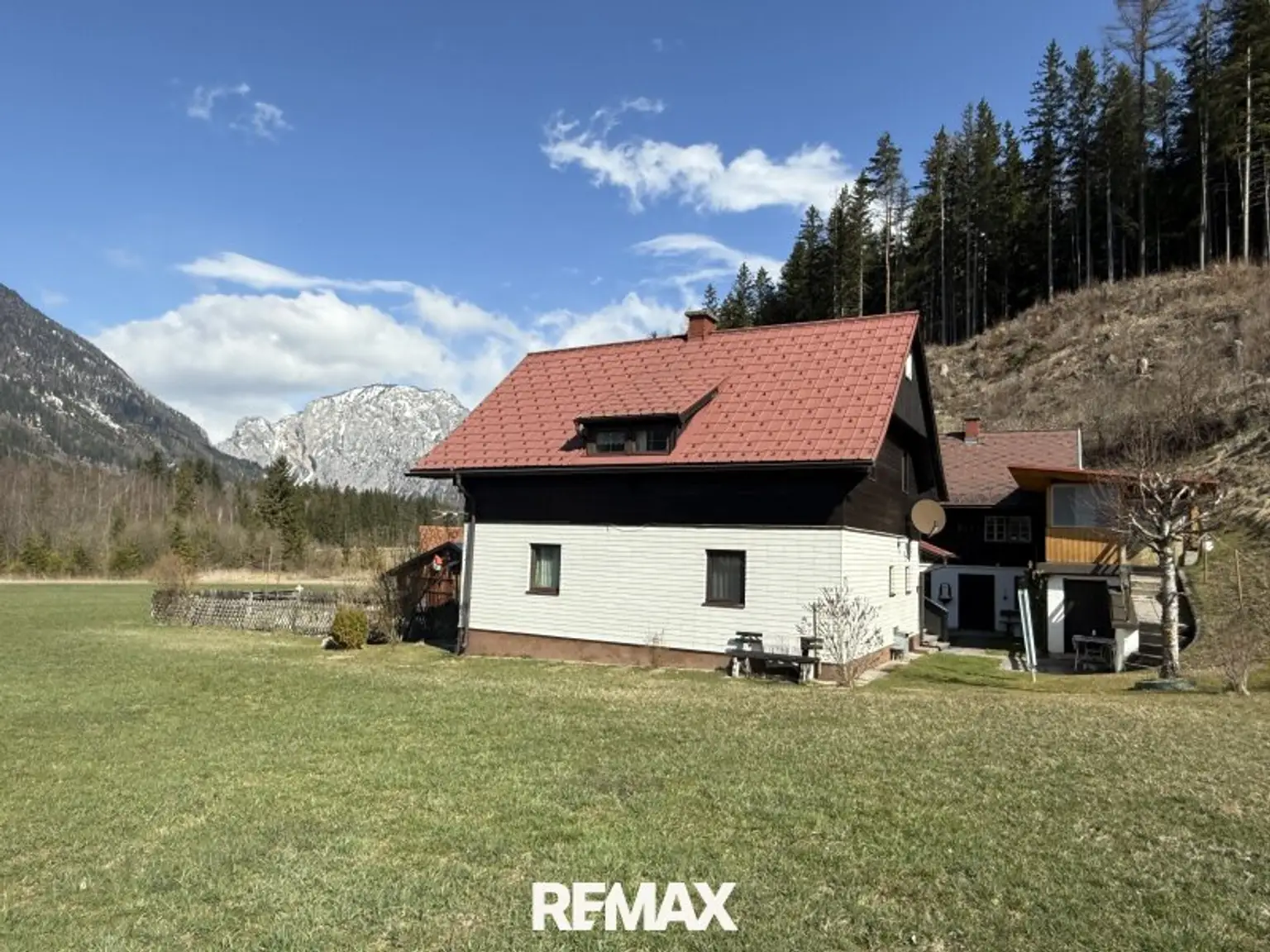 *** Charmantes teilsaniertes Landanwesen mit 10.978 m² Grund – Ruhe, Natur und vielseitige Nutzungsmöglichkeiten nur wenige Minuten zum grünen See ***