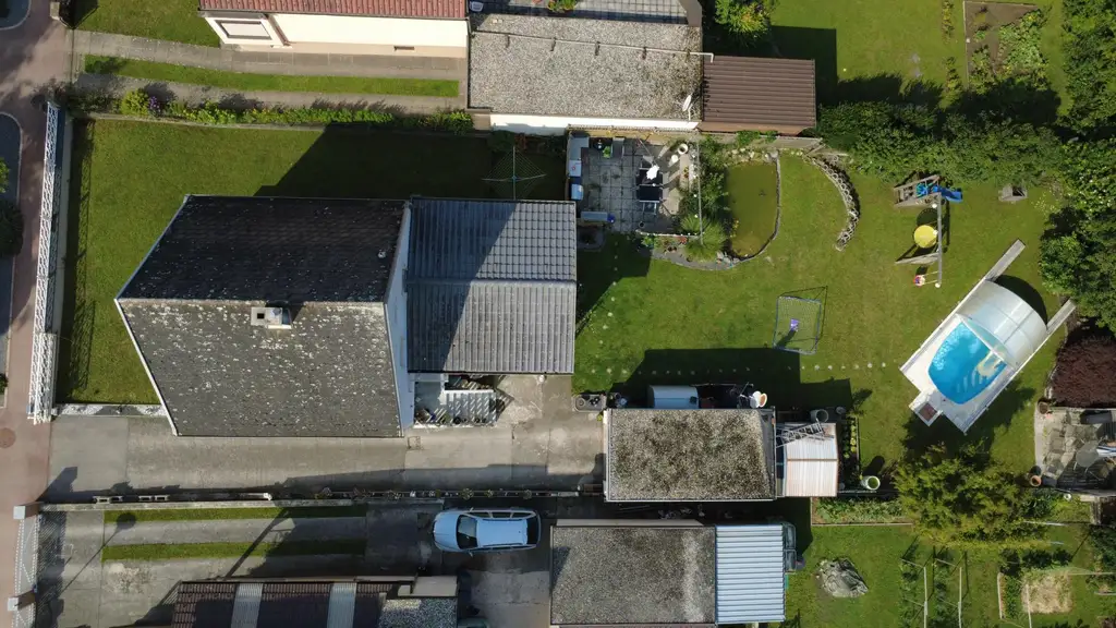 Einfamilienhaus mit Pool und großem Garten in verkehrsgünstiger Lage