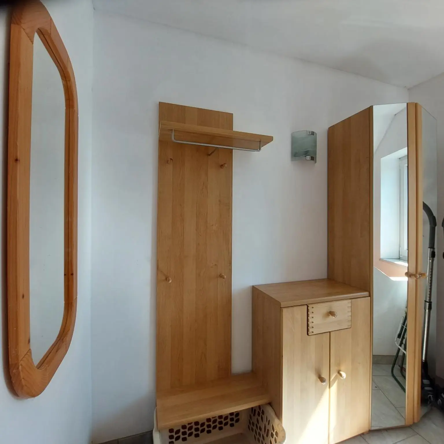 Haus mit zwei getrennten Wohneinheiten in ruhiger Lage