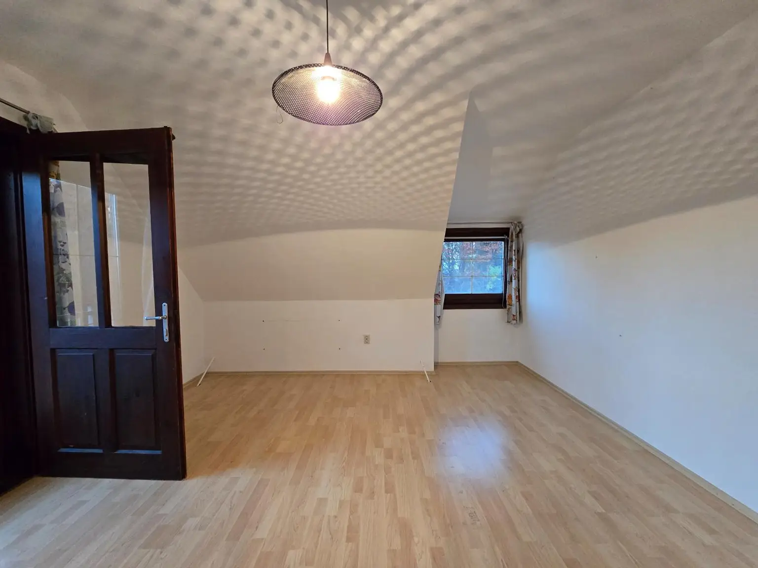 Haus mit zwei Wohneinheiten und Gartenidylle