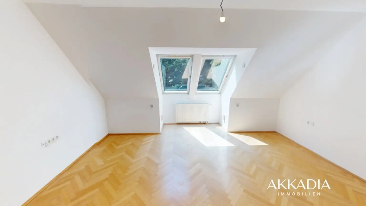 Elegante Dachgeschosswohnung mit Gartenblick, Terrassen und Garage
