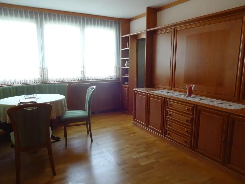 MÖBLIERTE ZWEI ZIMMER WOHNUNG IM 10TEN!