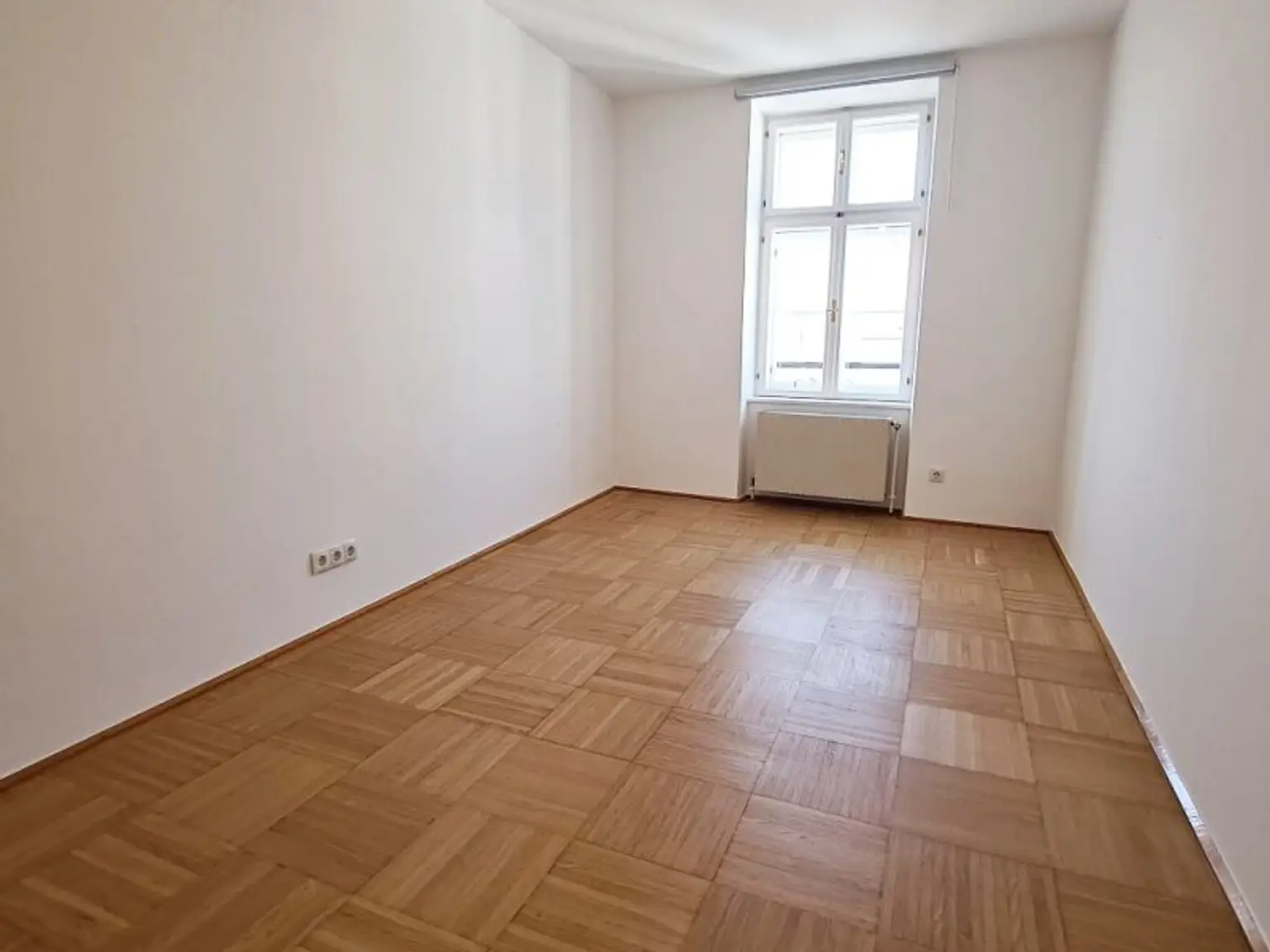 SPITTELBERG, teilsaniertes 84 m2 Dachgeschoß, 3 Zimmer, Extraküche, Wannenbad, Parketten, WG-geeignet, MQ-Nähe