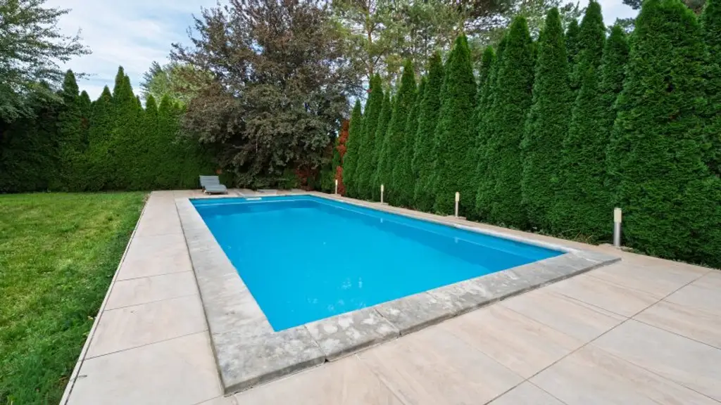! "take your bags and move in" ! 4,5 Zimmer, Terrasse, Garage & Pool! Grünruhelage!