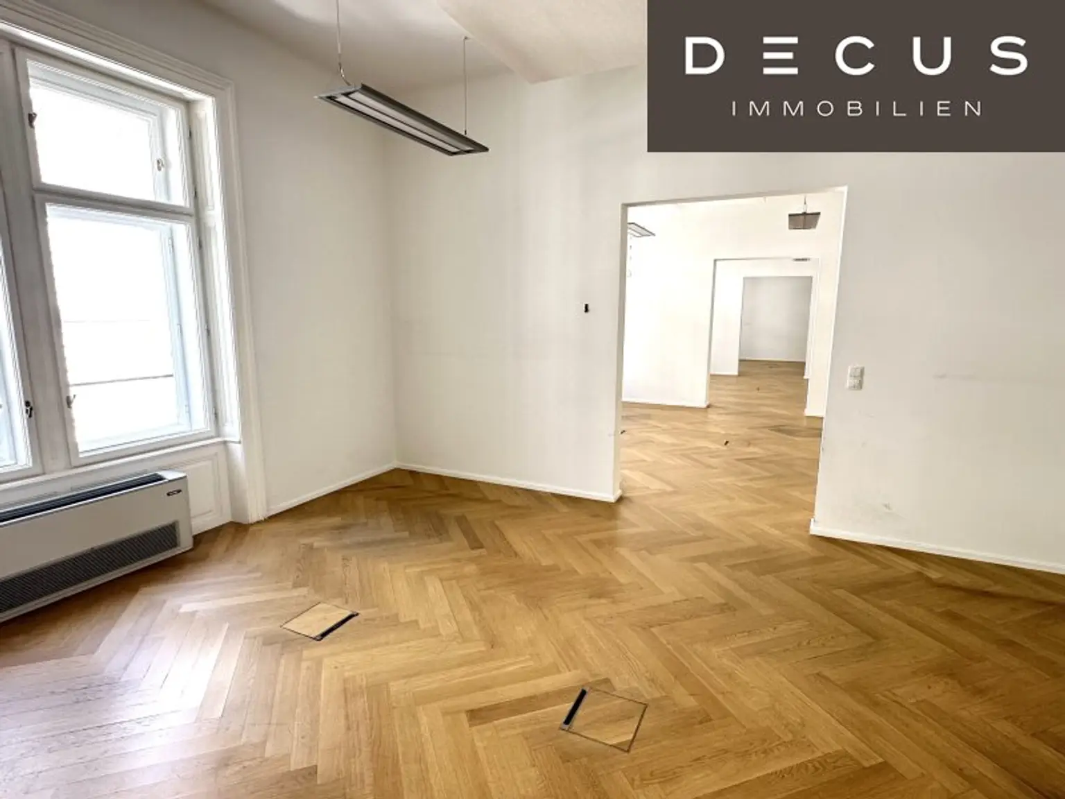 + + + REPRÄSENTATIVER ALTBAU + + + TOP CITY LAGE + + + 10 Räume + + +