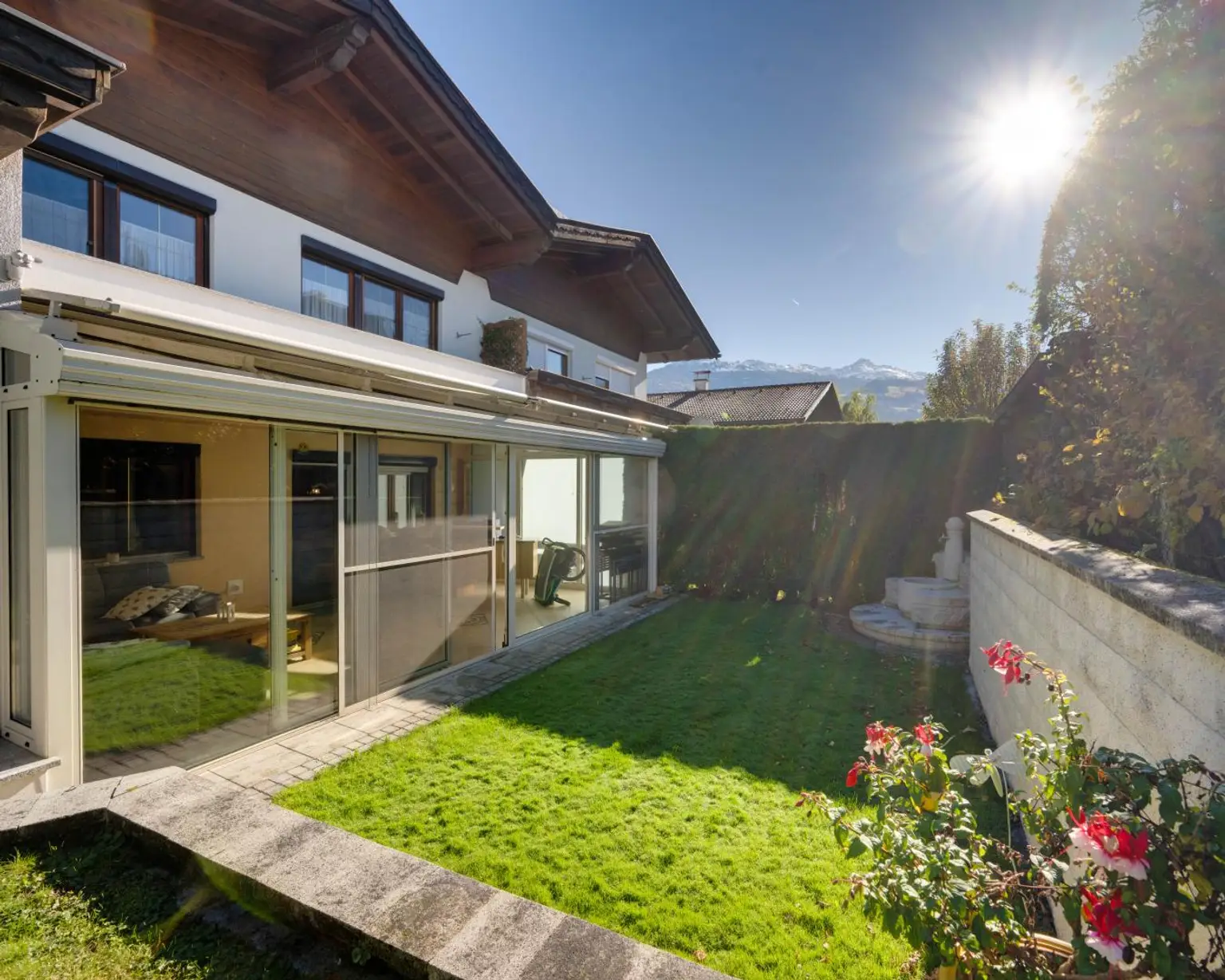 Attraktive Doppelhaushälfte mit sonnigem Wintergarten in ruhiger Lage