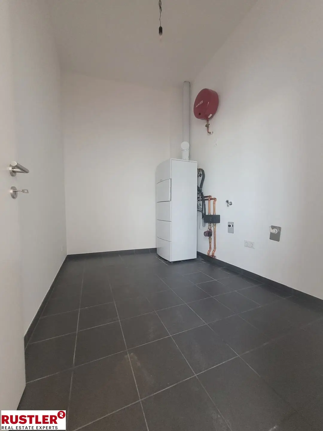 TRAUMHAFTE DG-WOHNUNG MIT BLICK AUF DIE KARLSKIRCHE!