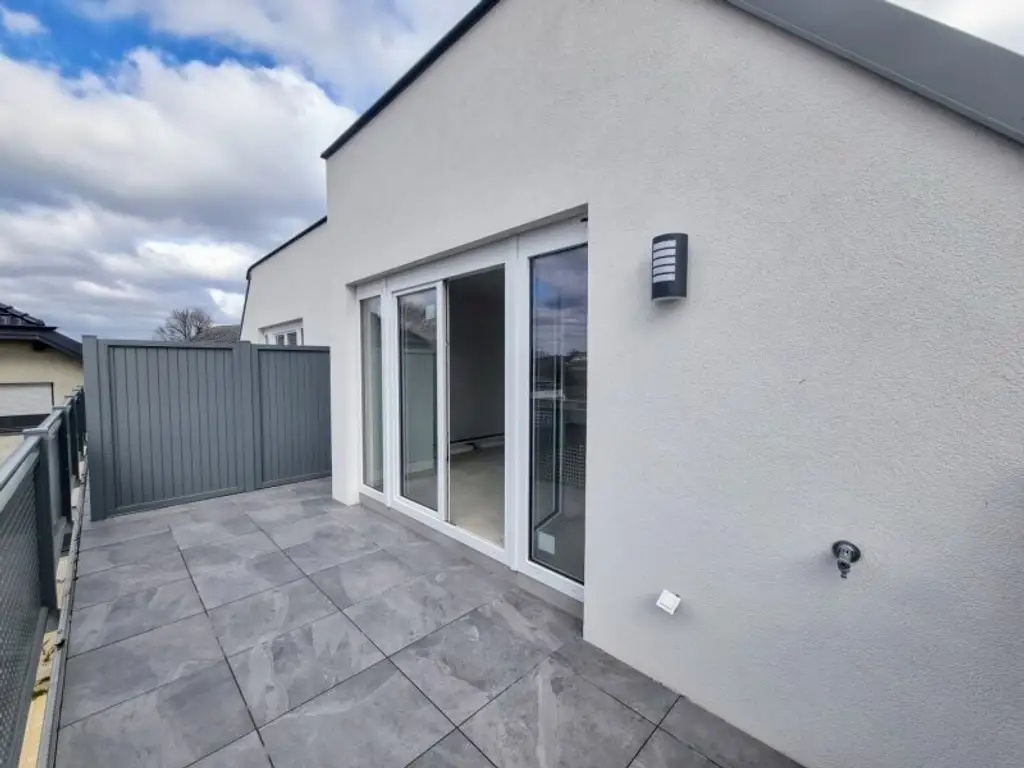 Traumhafte Erstbezug-Wohnung mit Balkon und zwei Stellplätzen – optimale Bahnverbindung nach Wien