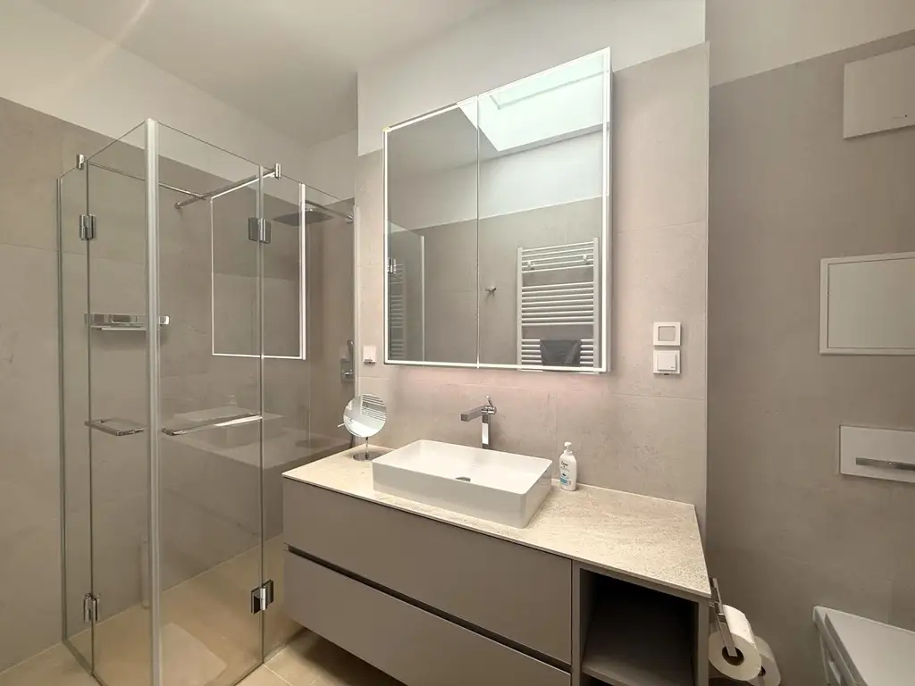 Luxus Penthouse mit Outdoor-Jacuzzi wird komplett möbliert vermietet // Luxury penthouse with outdoor Jacuzzi available for rent, fully furnished //