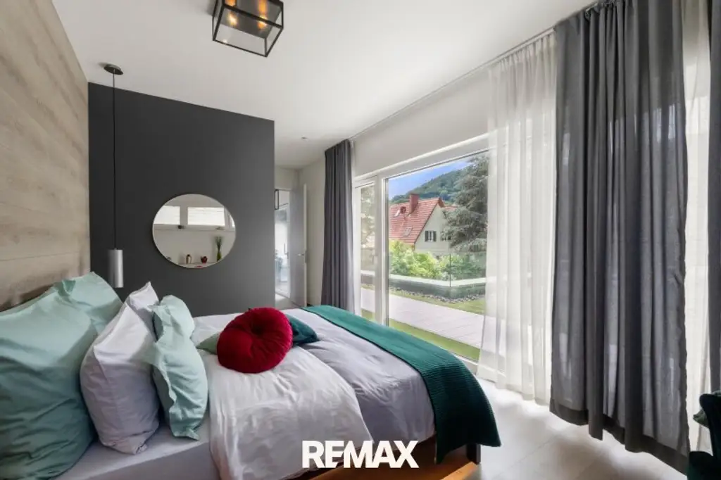 Beeindruckende Designer-Villa mit Pool und Poolhaus zum Soforteinzug!