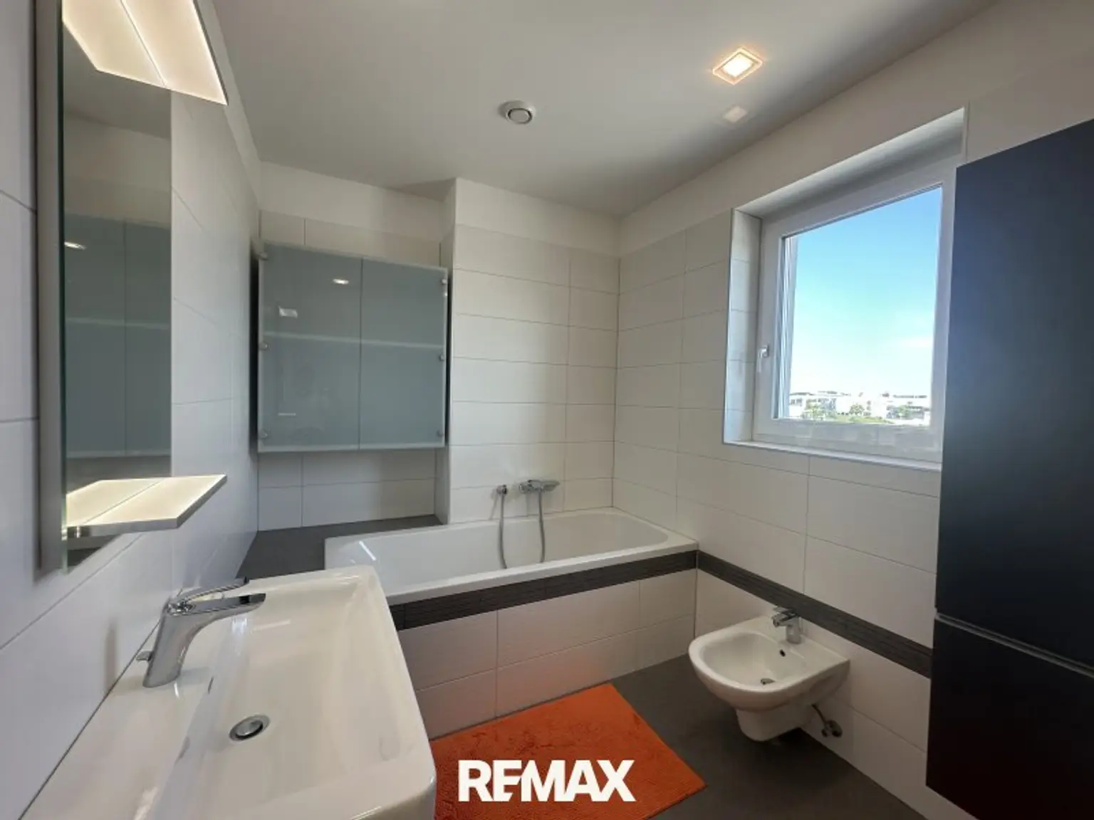Badezimmer mit Badewanne und Dusche