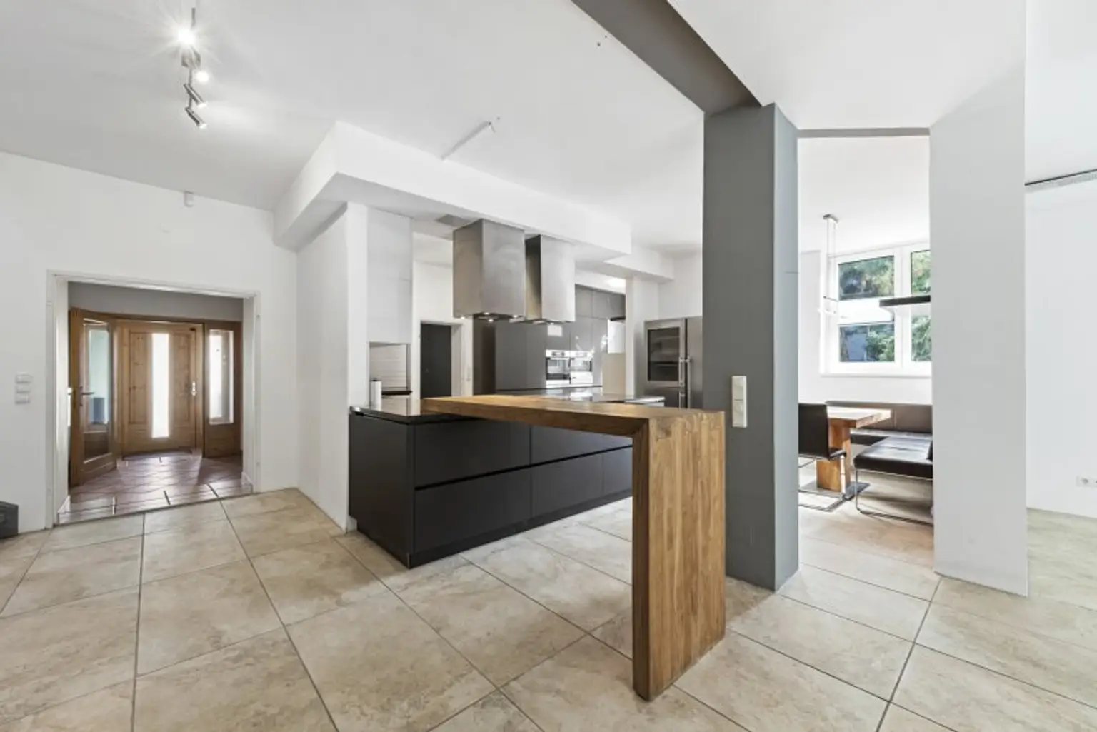 Exklusive Villa mit Nebengebäude in Gießhübl – Wohnen, Arbeiten & Wellness in Premiumlage