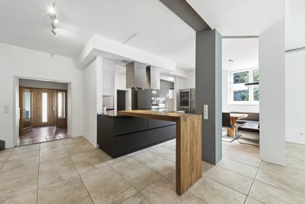 Exklusive Villa mit Nebengebäude in Gießhübl – Wohnen, Arbeiten & Wellness in Premiumlage