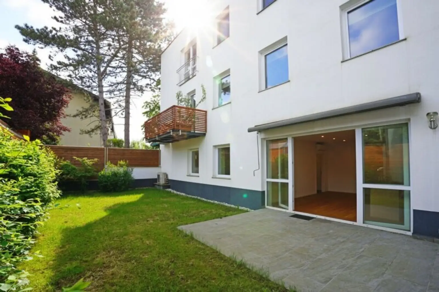 Terrasse und Eigengarten