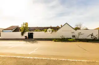 Straßenansicht - Eingang