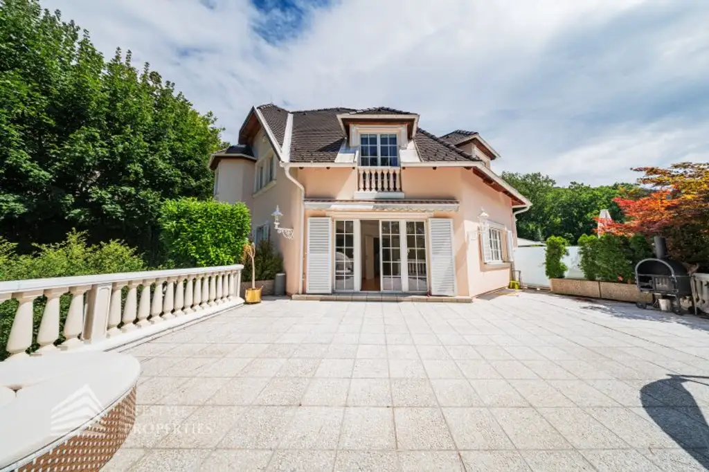 Beeindruckende Villa mit gepflegten Garten und Pool