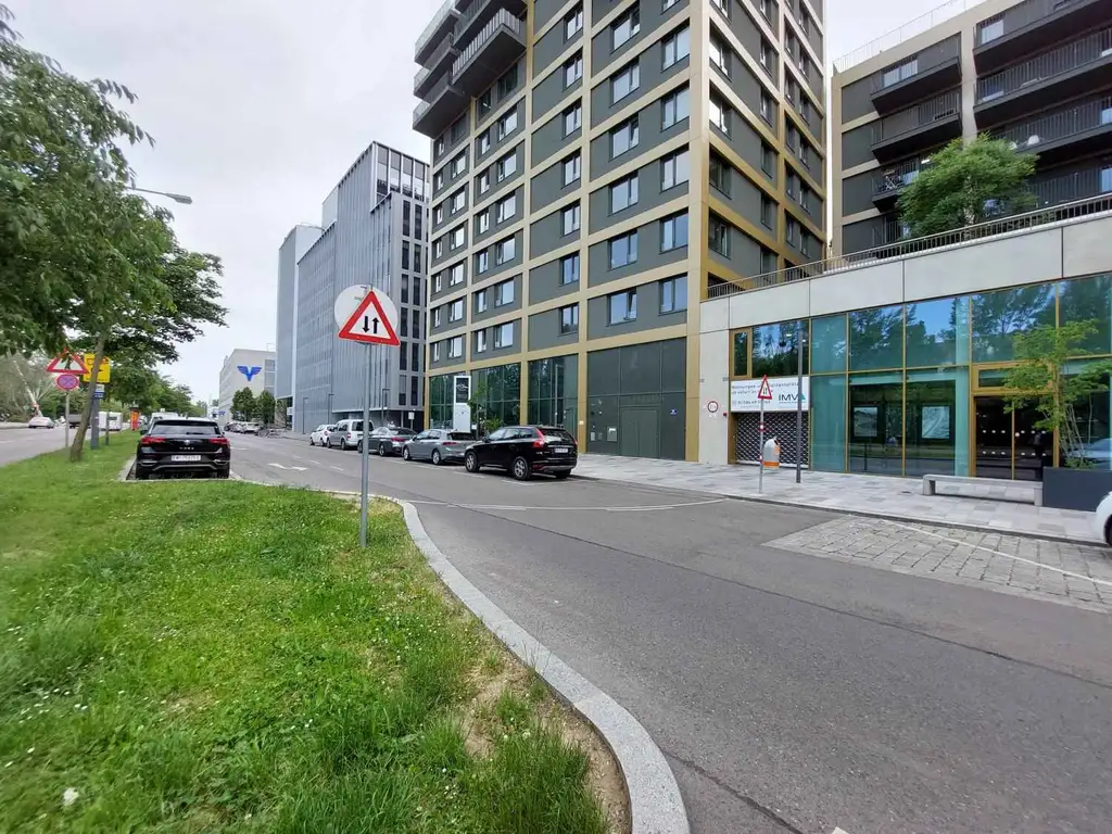Neubauwohnung mit 2 Zimmern und Balkon im Laend Yard