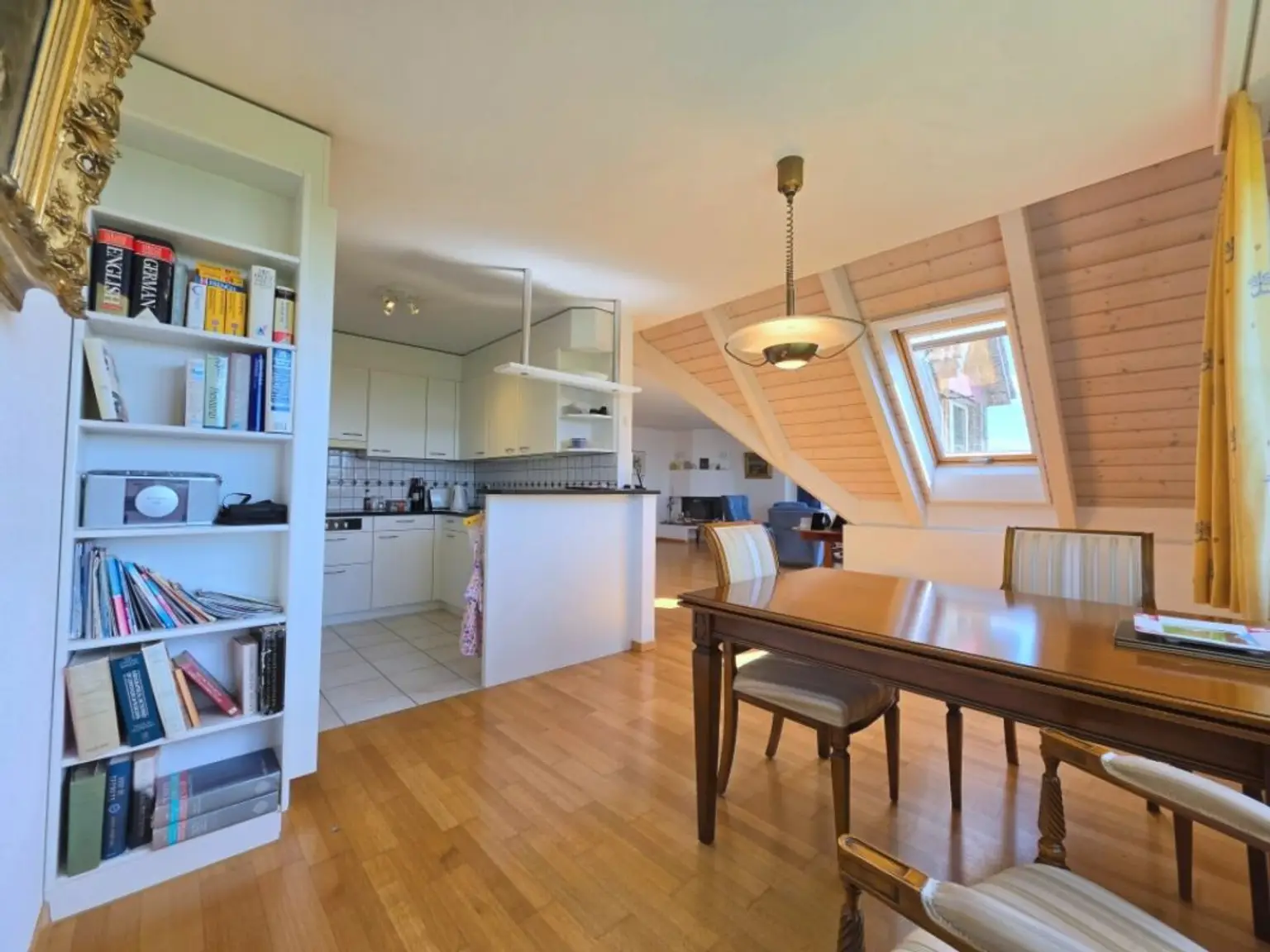 Dachgeschoss Wohnung mit wunderbarer Aussicht, an ruhiger, kinderfreundlicher Lage!