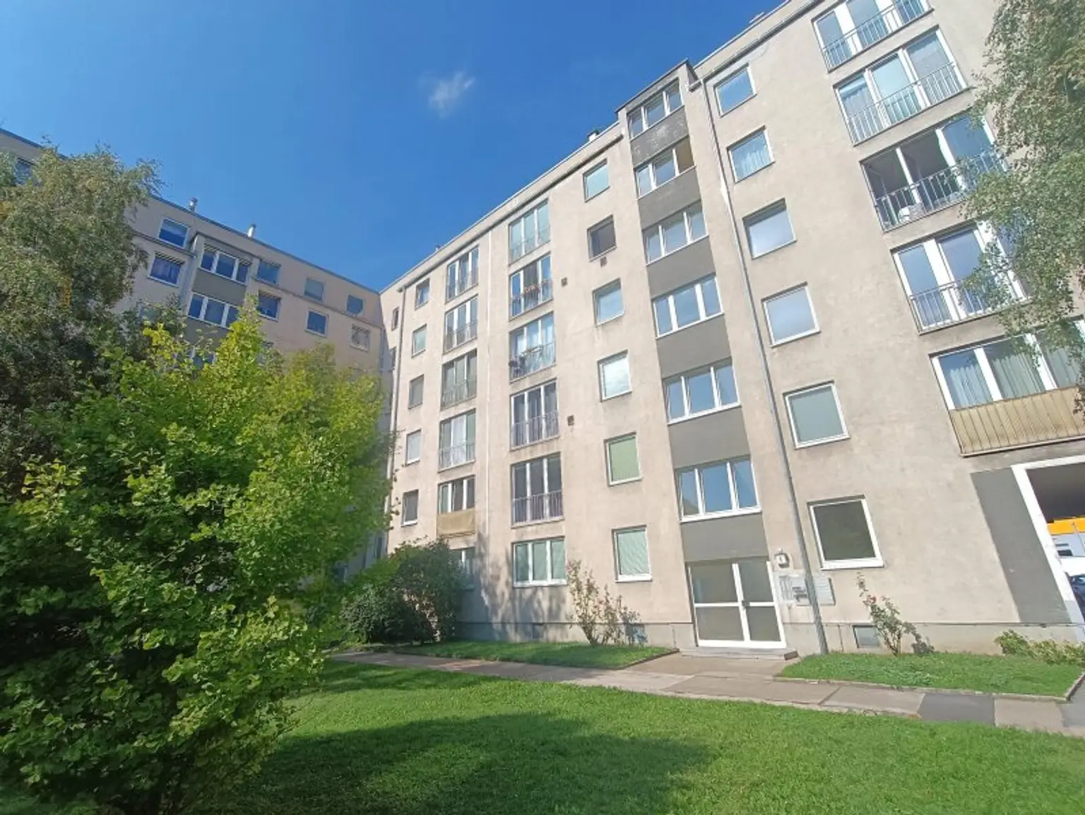 Sanierungsbedürftige 2-Zimmer Wohnung mit Loggia und idealer Verkehrsanbindung - Nähe U6 Dresdner Straße!