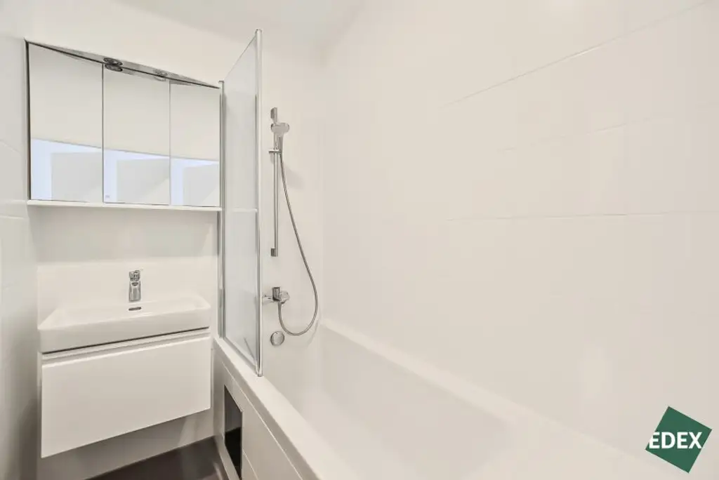 ÄRZTEZENTRUM SIEBENHIRTEN - Große Arztpraxis Nähe U6