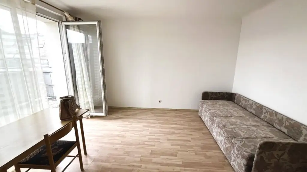 + Studentenhit + TOP LAGE + 500 m von der Fußgängerzone, Meidlinger Hauptstraße sowie der U6 entfernt + Wohnung in 1120 Wien: mit Balkon am Dach 5. Stock ohne Lift+