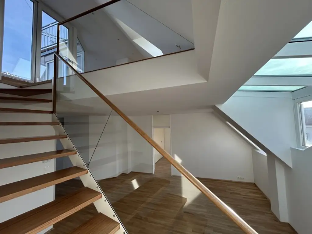 DACHGESCHOSS + 42m² TERRASSEN + FERNSICHT + SONNIG + RUHELAGE + TOPZUSTAND!