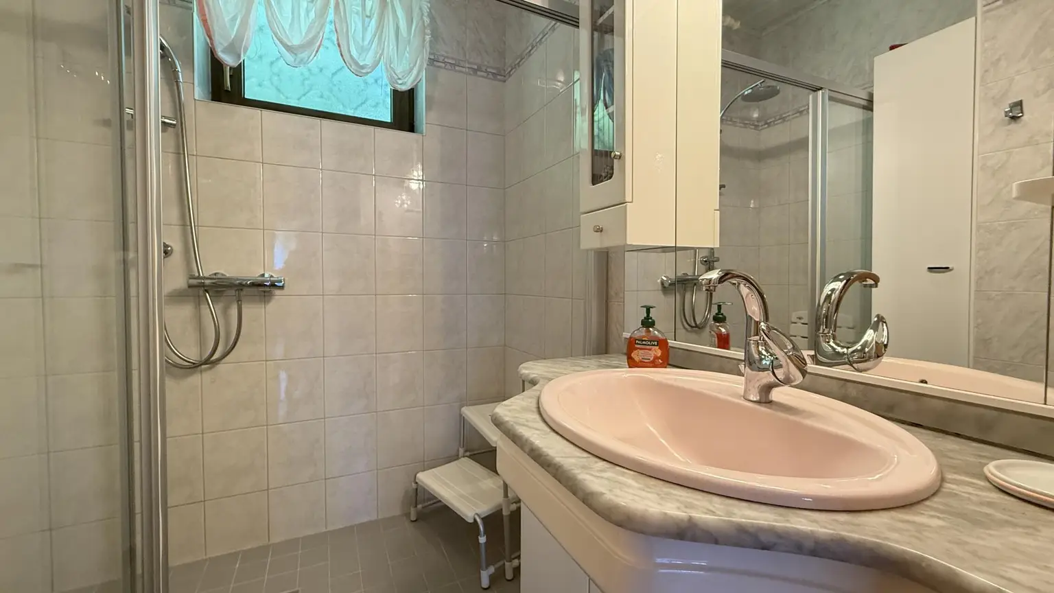 Badezimmer mit Dusche