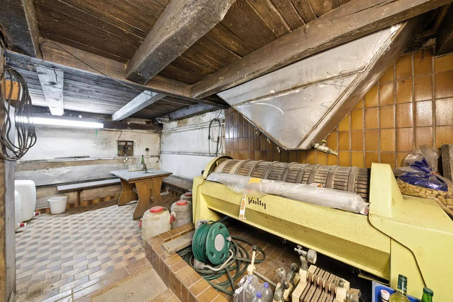 Traditioneller Weinkeller mit Presshaus und 2.421 m² Weingarten in Ebenthal – Ihr Rückzugsort im Weinviertel!