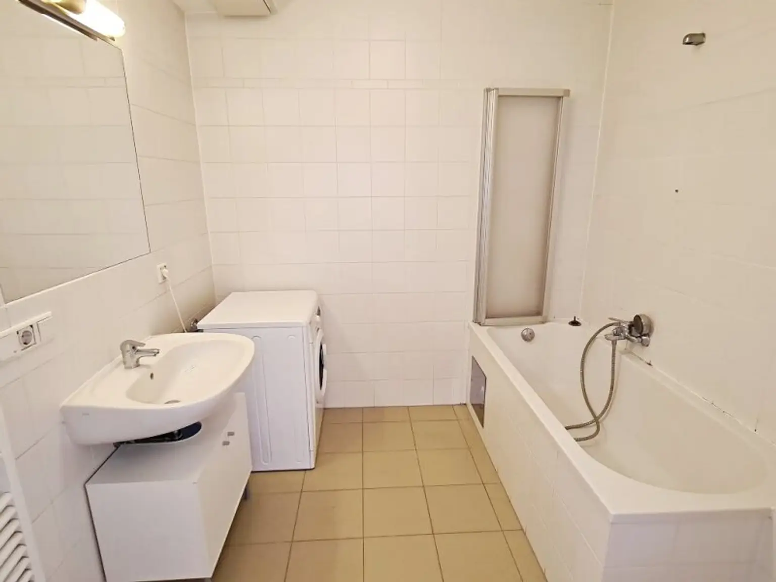 DACHGESCHOSS, gepflegte 103 m2 Neubau mit Loggia und Balkon, Wohnküche, 3 Zimmer, Wannenbad, Parketten, Holbeingasse
