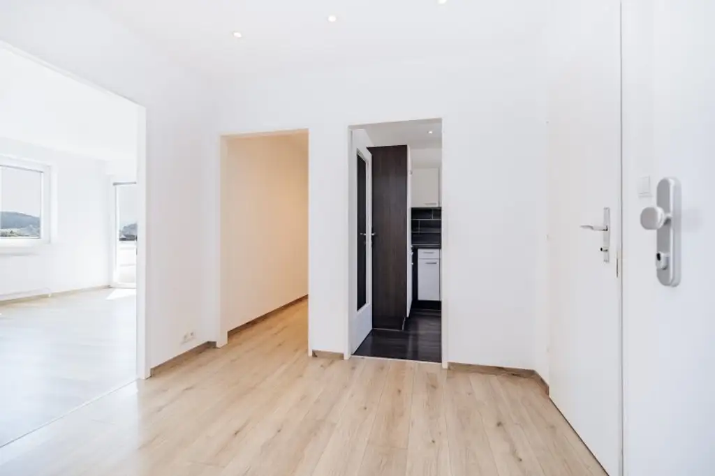 LIFT I LOGGIA I RUHIGE LAGE I LICHTDURCHFLUTET I SCHÖNE AUSSICHT I EINBAUKÜCHE I FAMILIENFREUNDLICH I PROJEKT WOHNEN I