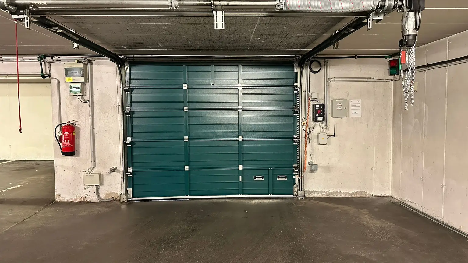 Elegante Dachgeschosswohnung mit Gartenblick, Terrassen und Garage