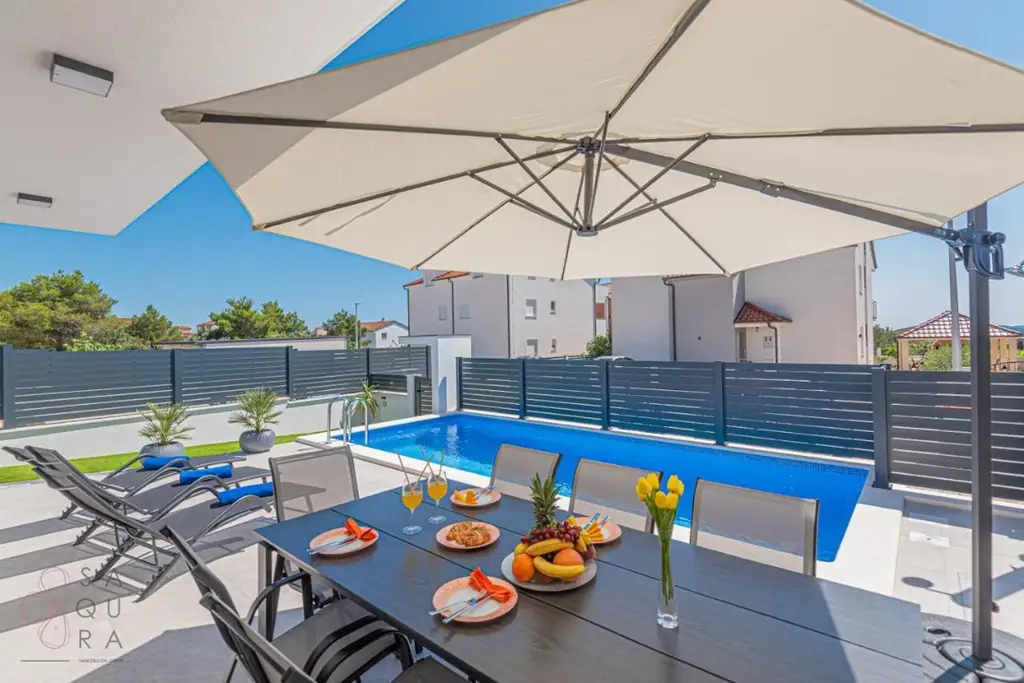 Modernes Wohndomizil mit Stil – Halbvilla mit Pool in Vodice