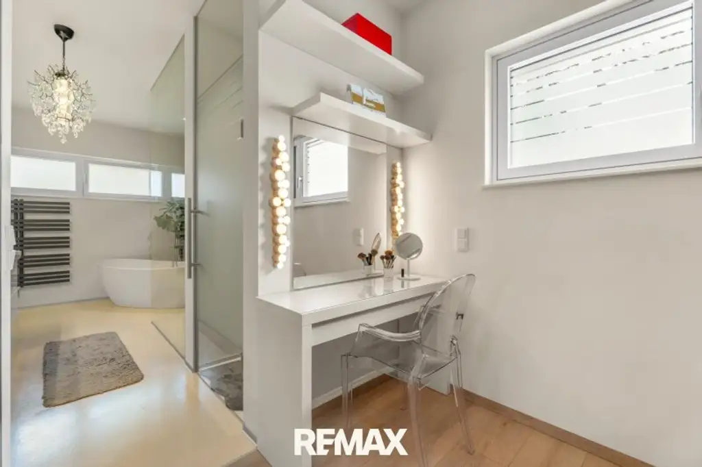 Beeindruckende Designer-Villa mit Pool und Poolhaus zum Soforteinzug!