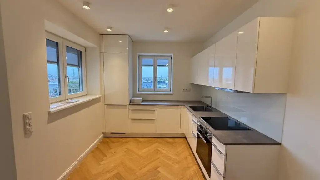 URANIA: 3 Zimmer mit hofseitiger Terrasse in Ruhelage: Luxus pur in Citynähe
