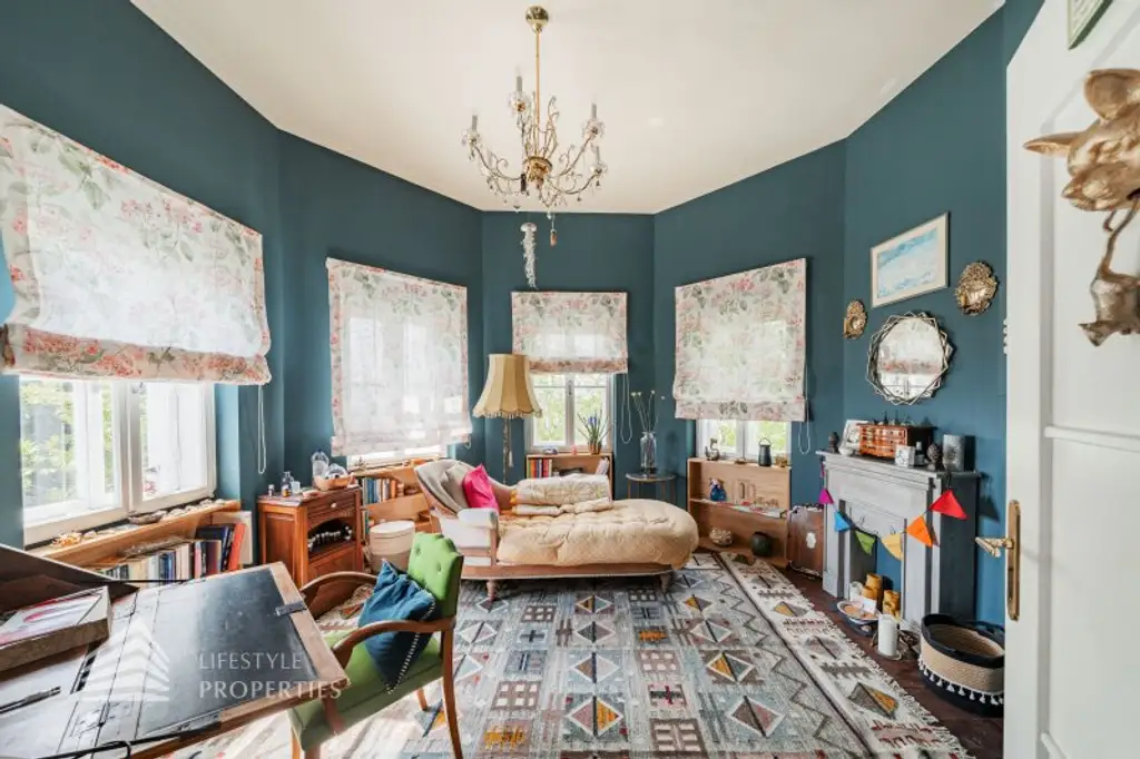 Luxuriöser 14- Zimmer Wohntraum mit Dachterrasse und Pool, Nähe Wilhelminenschloss