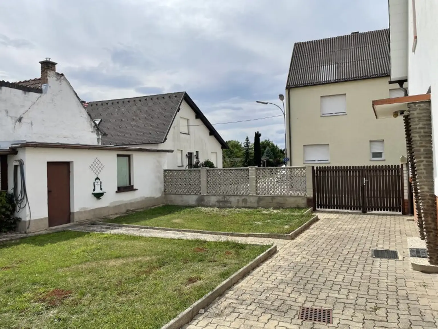 GEPFLEGTES EINFAMILIEN-HAUS MIT GARTEN UND GARAGE - RUHELAGE!