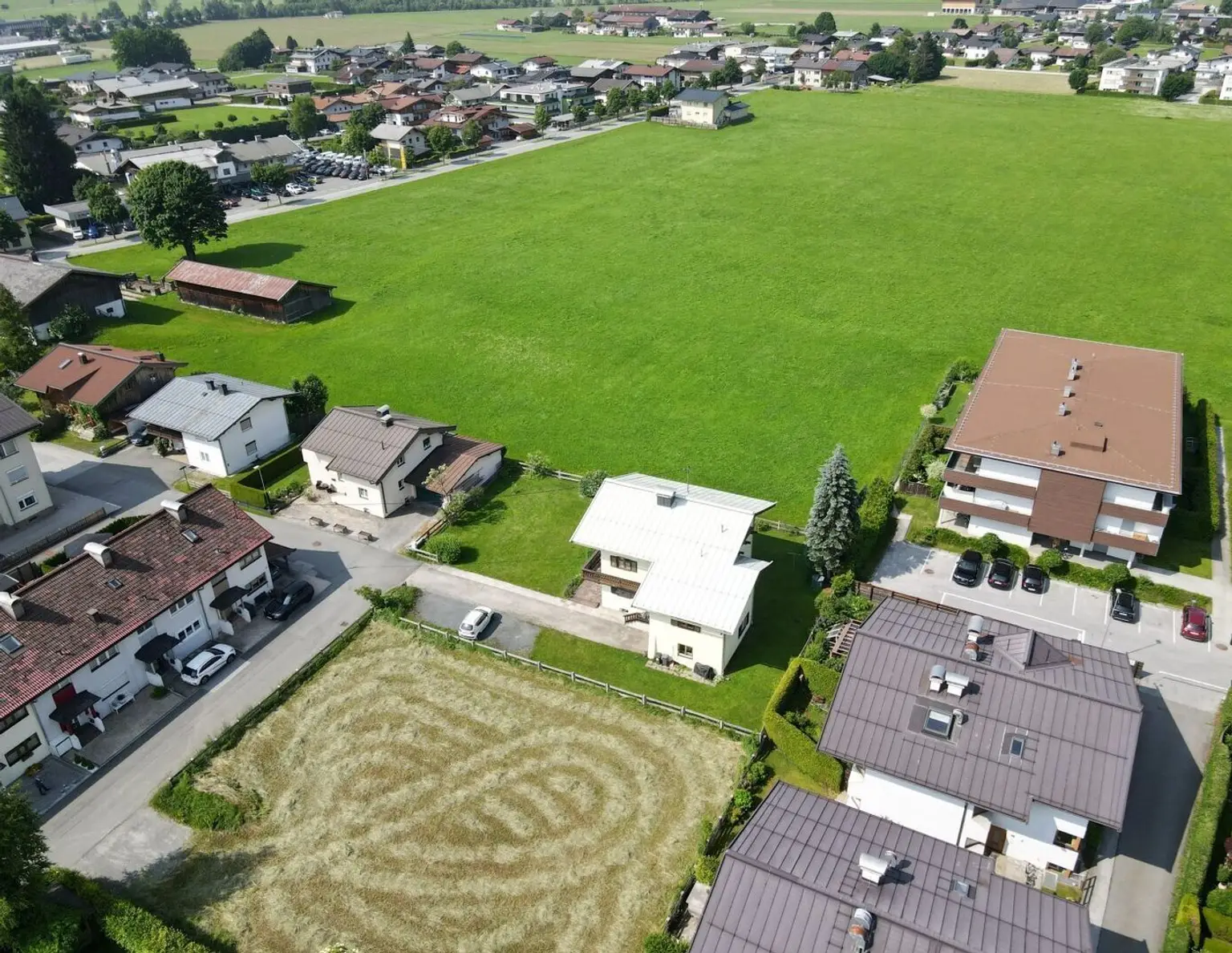 Großer, in ruhiger Grünlage befindlicher Baugrund mit Altbestand