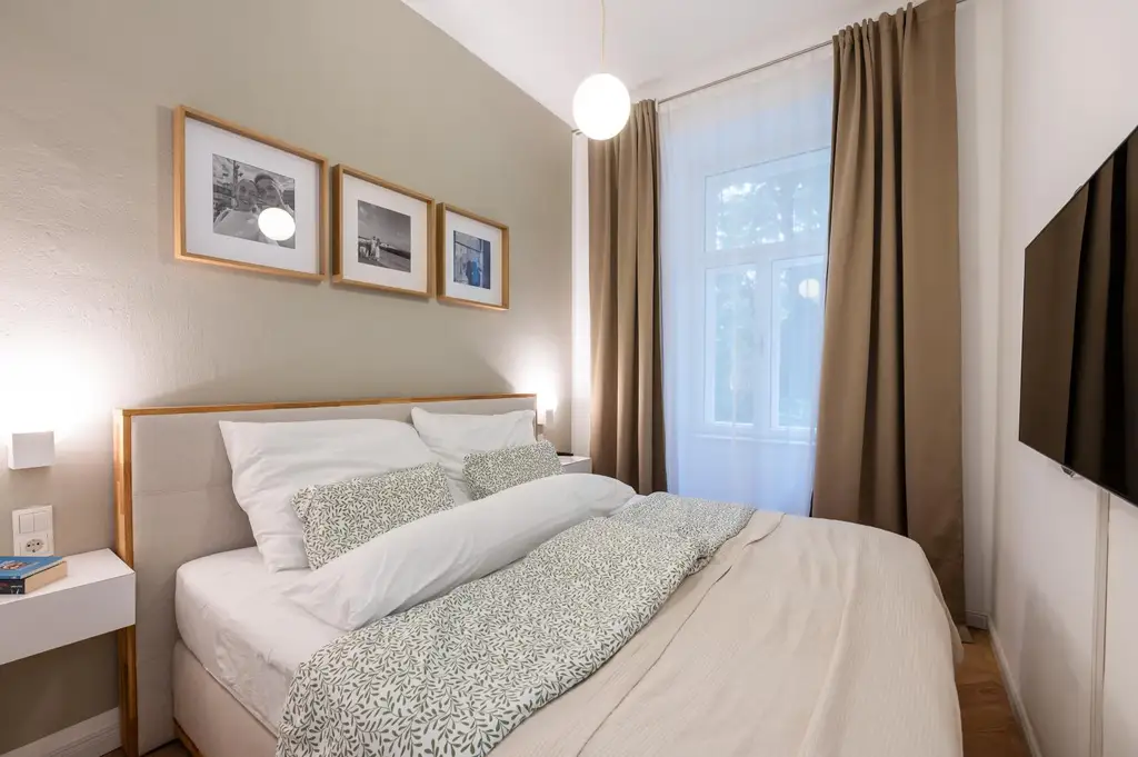 Stilechte, professionell generalsanierte Altbauwohnung mit Balkon