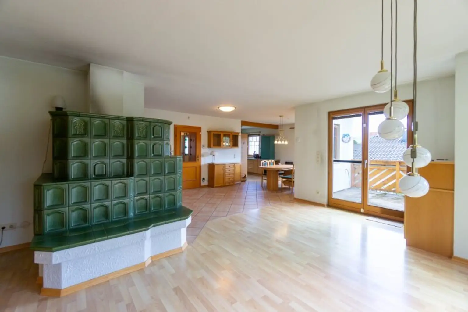 Wohn- und Esszimmer mit Kachelofen