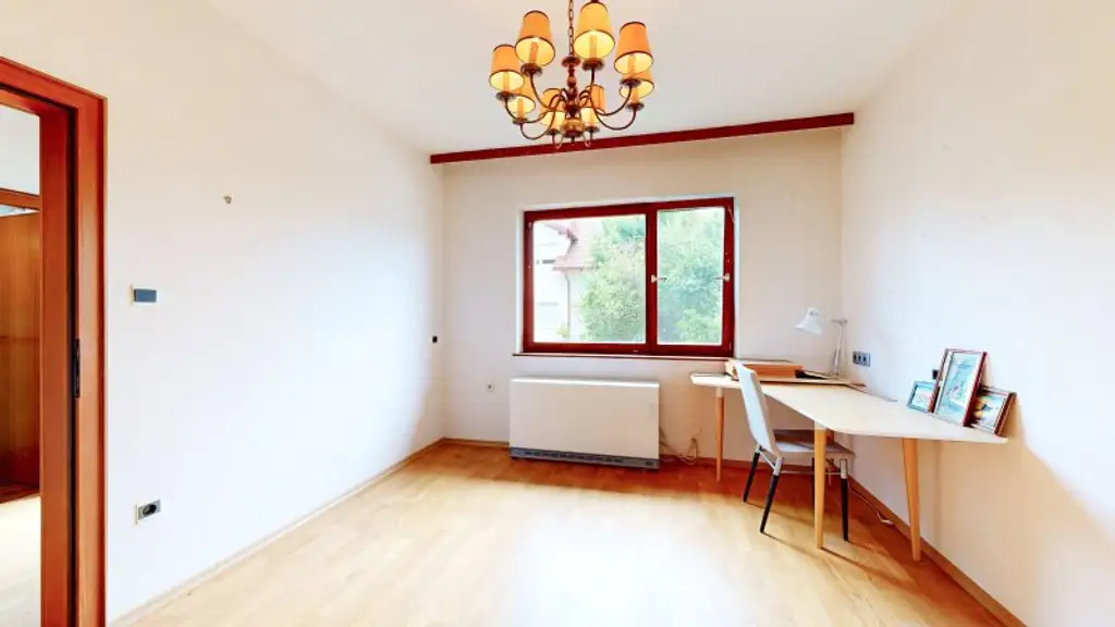 Bemerkenswertes Einfamilienhaus mit viel Entwicklungsmöglichkeit | Pool | Sauna | großer Garten