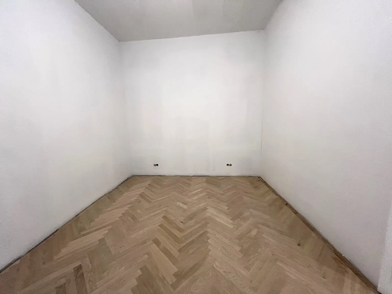 UNBEFRISTET: Generalsanierte 5-Zimmer-Altbauwohnung mit kleinem Balkon in der Innenstadt