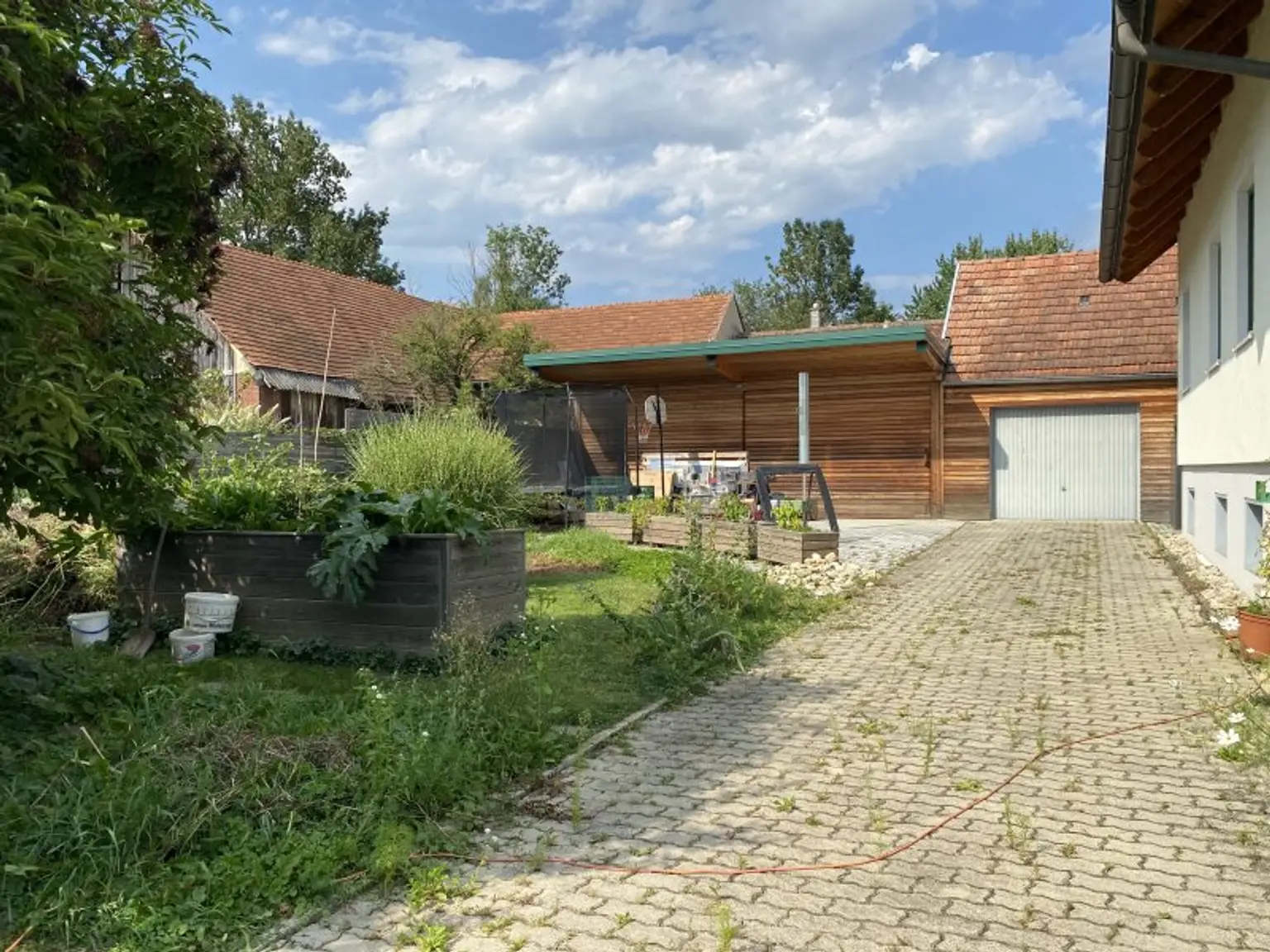 2 Häuser mit Nebengebäuden und Garten