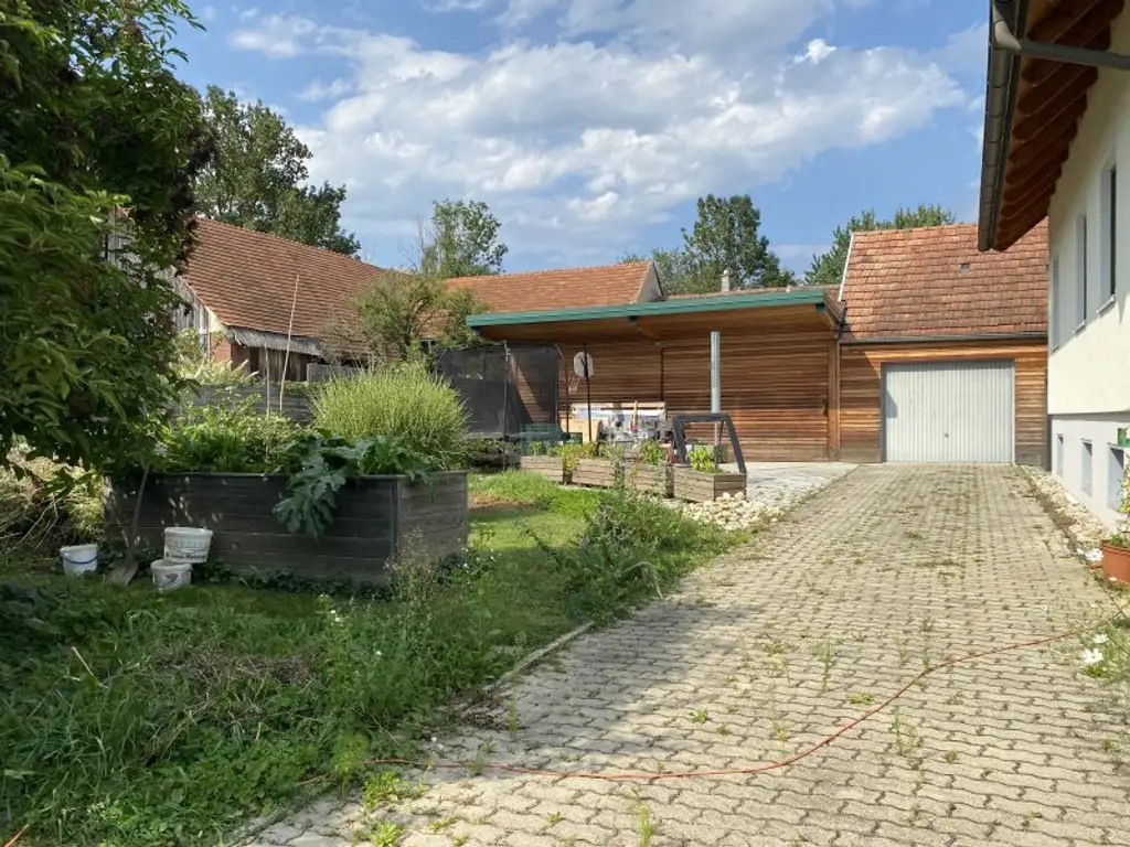2 Häuser mit Nebengebäuden und Garten