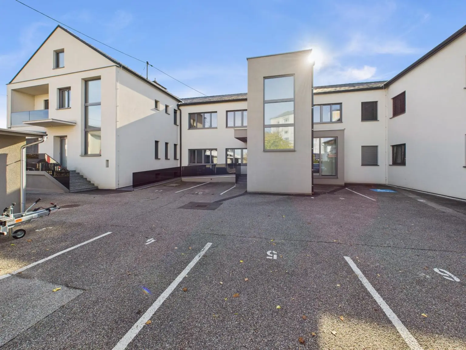 Kernsaniertes Anlageobjekt mit großzügigen Büroflächen und Wohneinheiten in 4050 Traun
